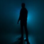 silhouette représentant la fatigue invisible et le décalage entre ce qui se voit et ce qui se ressent