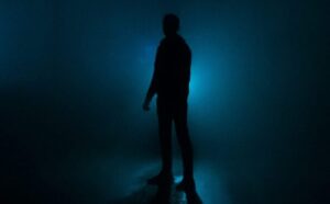 silhouette représentant la fatigue invisible et le décalage entre ce qui se voit et ce qui se ressent